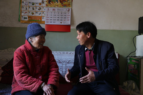 公司領(lǐng)導(dǎo)春節(jié)前走訪慰問(wèn)離退休老干部及家屬