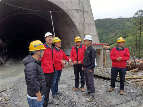 公司領(lǐng)導到香麗高速公路六工區(qū)調(diào)研并講黨課