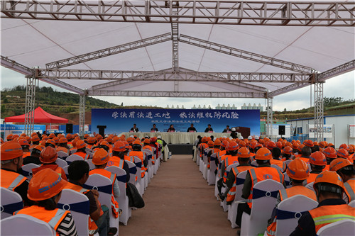 保護(hù)農(nóng)民工 學(xué)法防風(fēng)險(xiǎn)—省農(nóng)民工學(xué)法用法進(jìn)工地活動(dòng)在云南財(cái)經(jīng)大學(xué)安寧校區(qū)項(xiàng)目舉辦