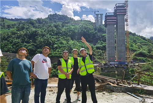 王現(xiàn)合、向小波帶隊到元陽片區(qū)開展中秋國慶雙節(jié)慰問