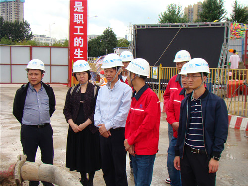 陳定華一行到曲靖片區(qū)進行雙節(jié)慰問