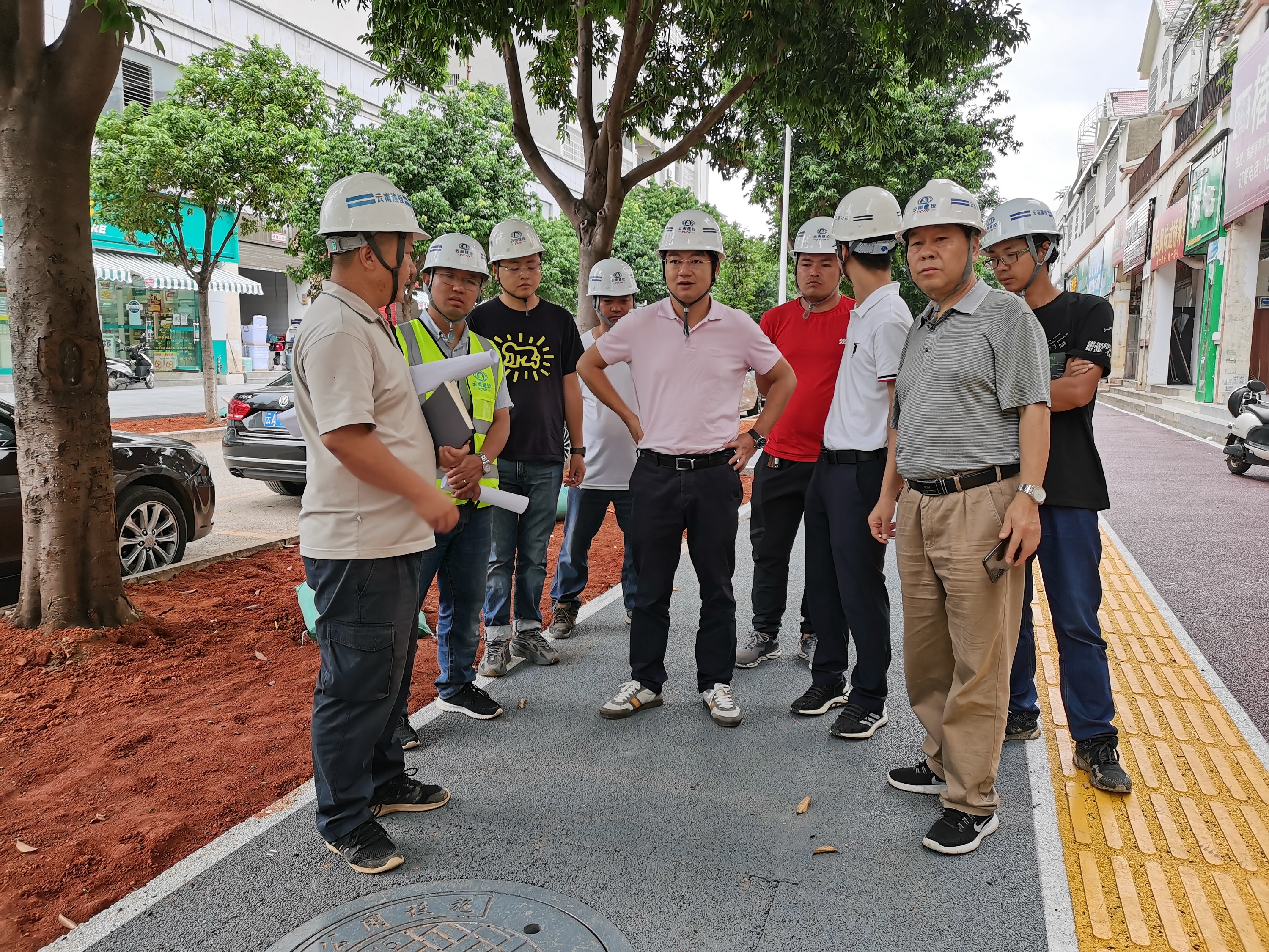 【我為群眾辦實(shí)事】萬(wàn)向遵一行調(diào)研文山市城區(qū)道路人行道鋪裝工程（一期）勘察、設(shè)計(jì)、施工總承包（EPC）項(xiàng)目