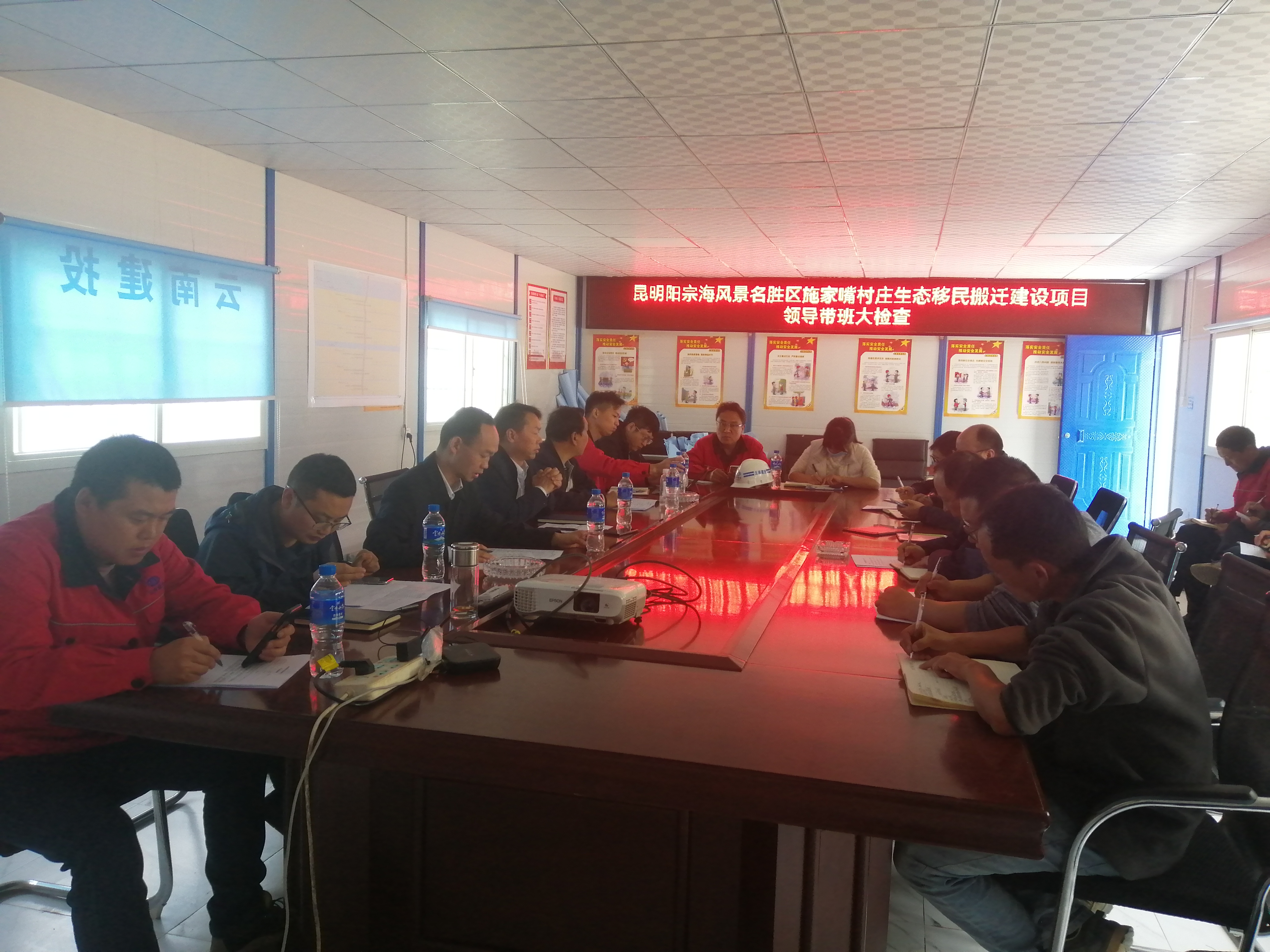 【貫徹一線工作法】陳定華、董學(xué)友一行到昆明陽宗海風(fēng)景名勝區(qū)施家嘴村莊生態(tài)移民搬遷建設(shè)項目進行安全生產(chǎn)大檢查