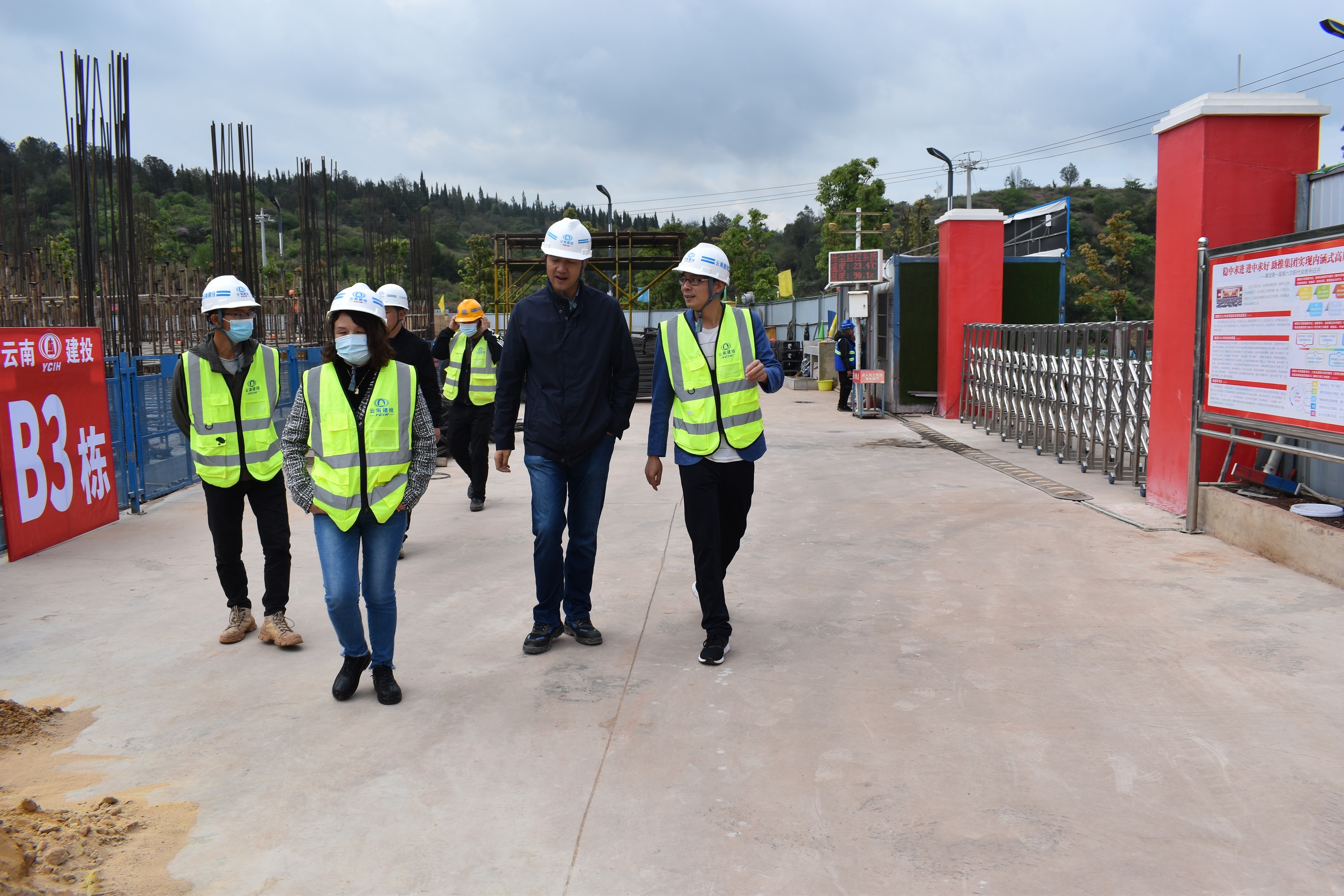 【貫徹一線工作法】公司領導到第十一直管部安寧財經大學新四棟調研檢查