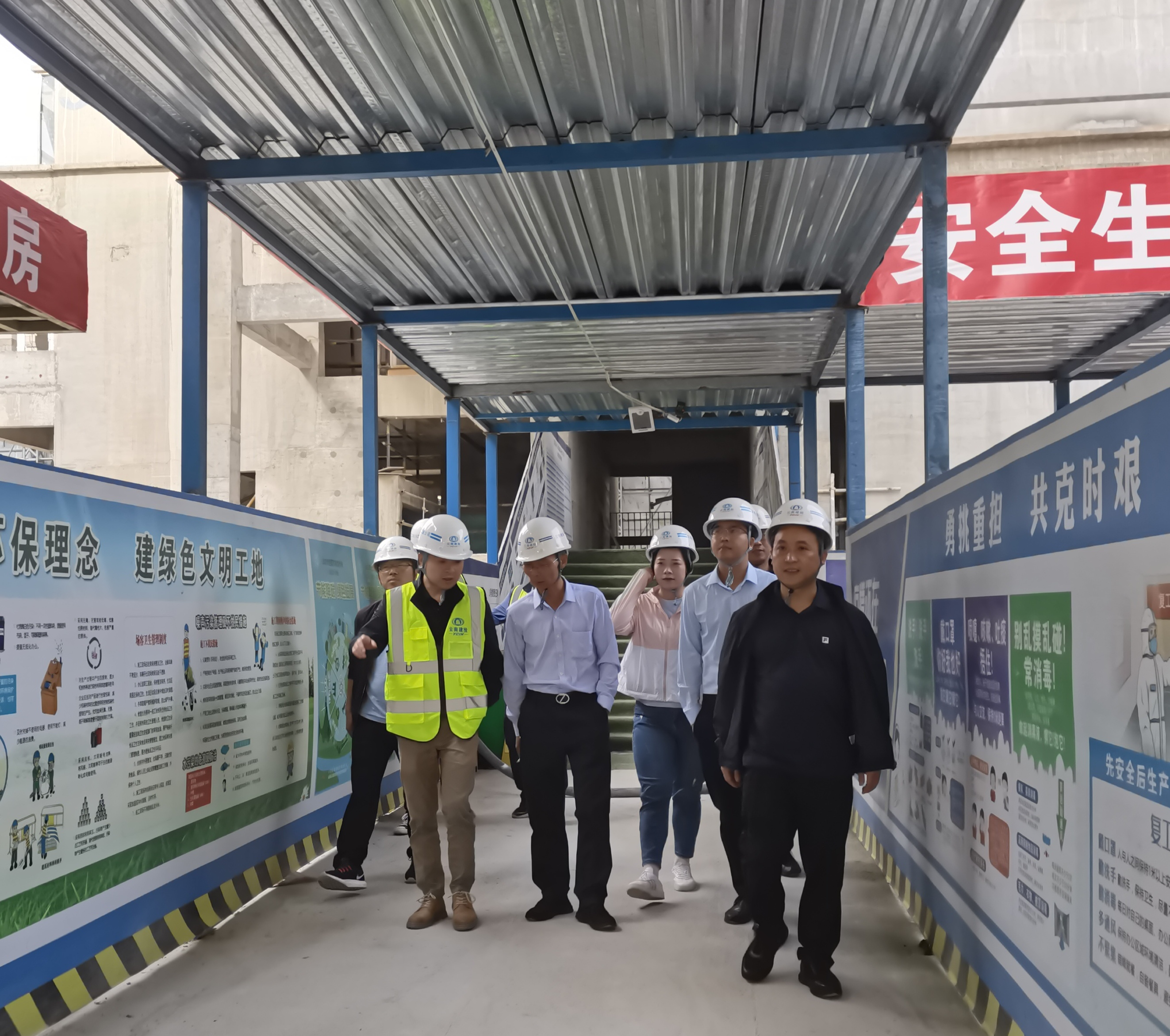 【貫徹一線工作法】公司領(lǐng)導(dǎo)帶班到華潤潤府項目開展“五一”期間領(lǐng)導(dǎo)帶班檢查工作