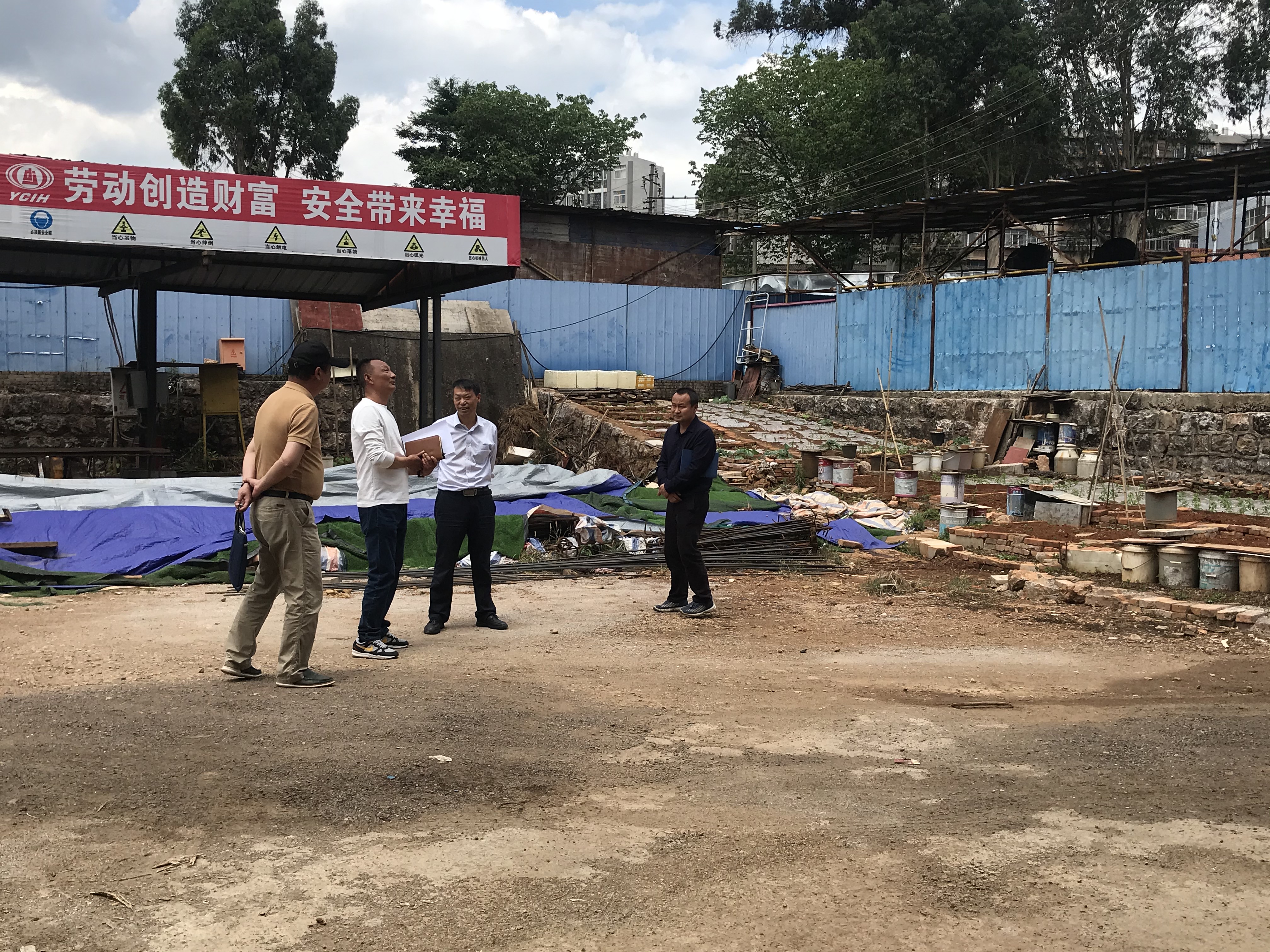 【我為群眾辦實(shí)事】陳定華帶隊(duì)對公司老舊小區(qū)進(jìn)行安全隱患排查