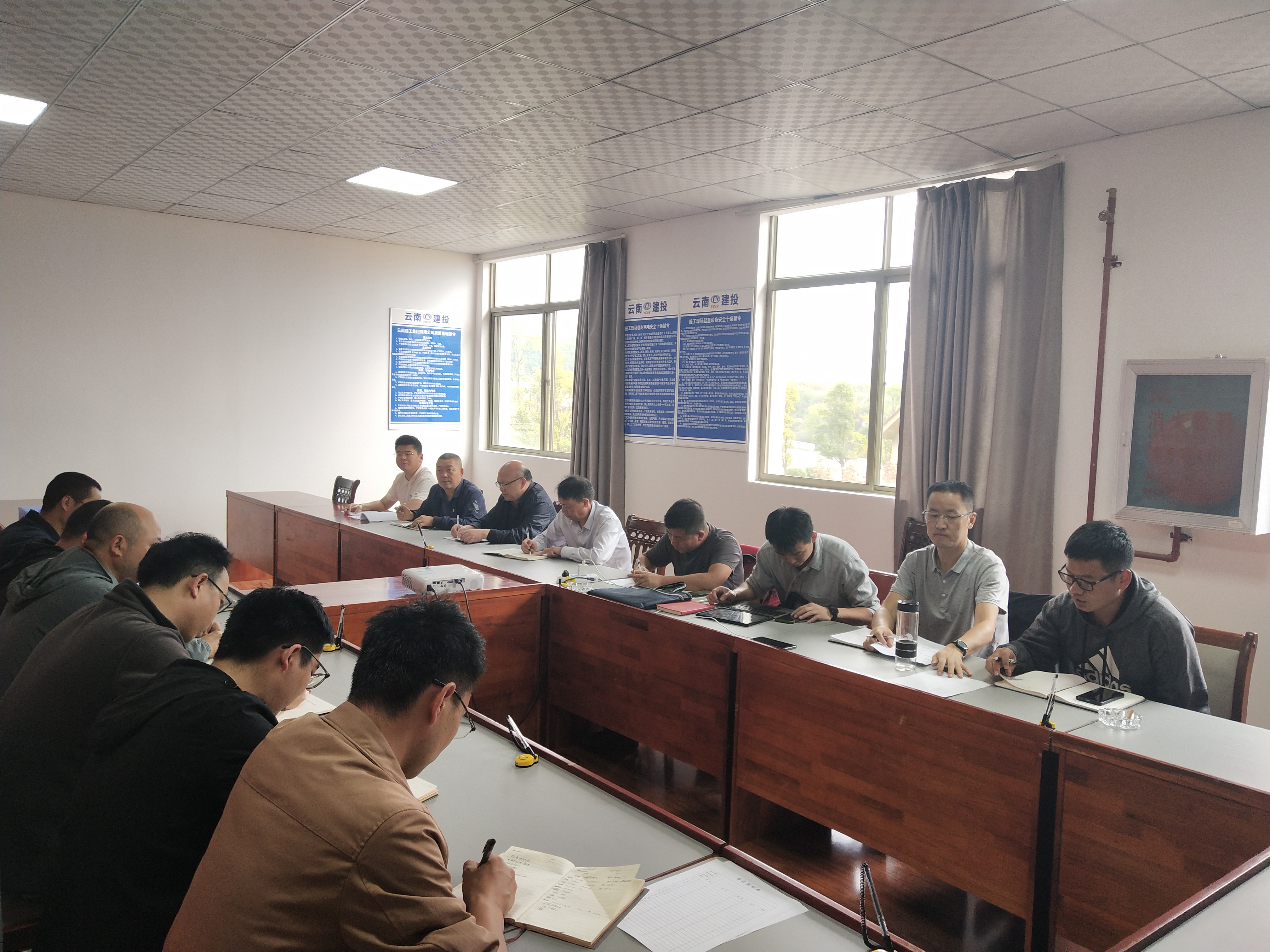 【貫徹一線工作法】陳定華到第四直管部富源縣滬昆高鐵富源北站站前廣場項(xiàng)目開展“國慶”節(jié)假日期間領(lǐng)導(dǎo)帶班綜合檢查