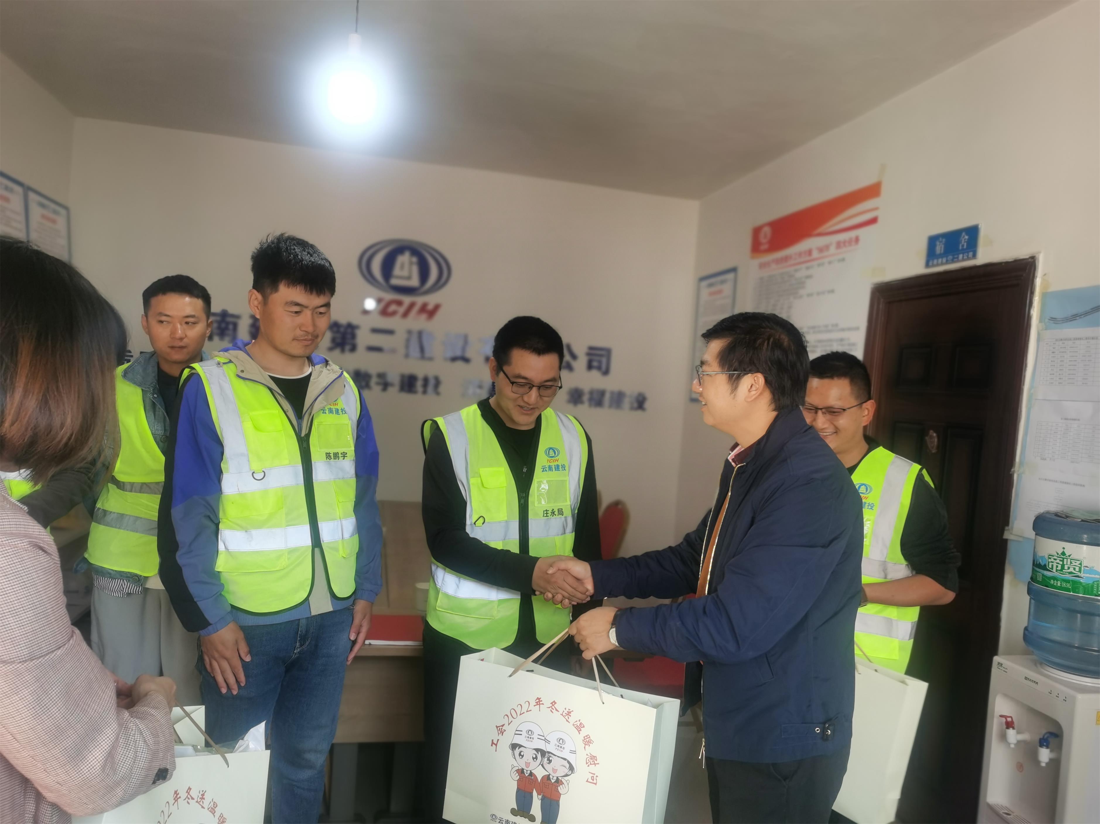 【貫徹一線工作法】萬(wàn)向遵到安石綠化項(xiàng)目調(diào)研并開(kāi)展“冬送溫暖”慰問(wèn)活動(dòng)