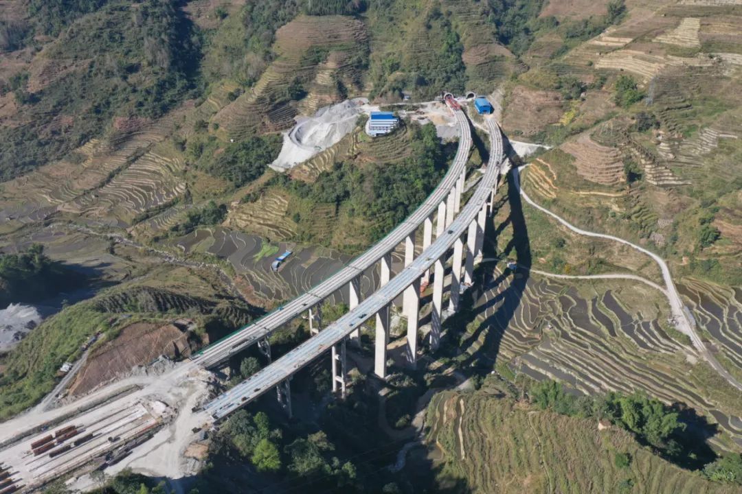 【決戰(zhàn)四季度】元綠高速過(guò)者洛巴河大橋T梁架設(shè)完成