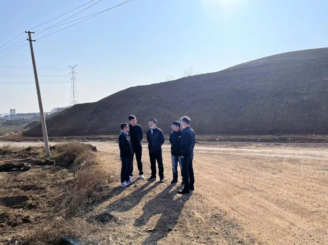 【貫徹一線工作法】萬(wàn)向遵一行到云南昭通光伏高透基材項(xiàng)目土石方及強(qiáng)夯工程調(diào)研