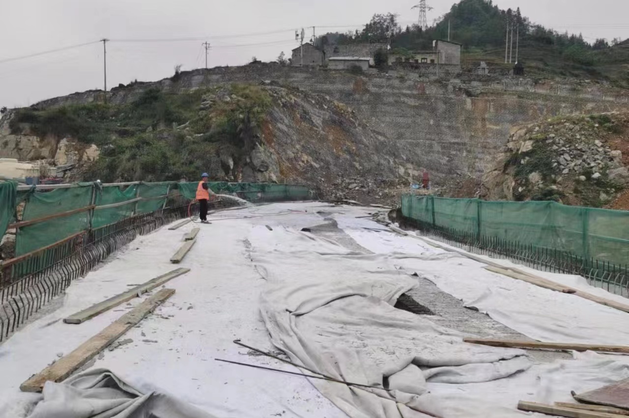 【項(xiàng)目動(dòng)態(tài)】鎮(zhèn)果公路六分部尖山互通現(xiàn)澆箱梁順利完成