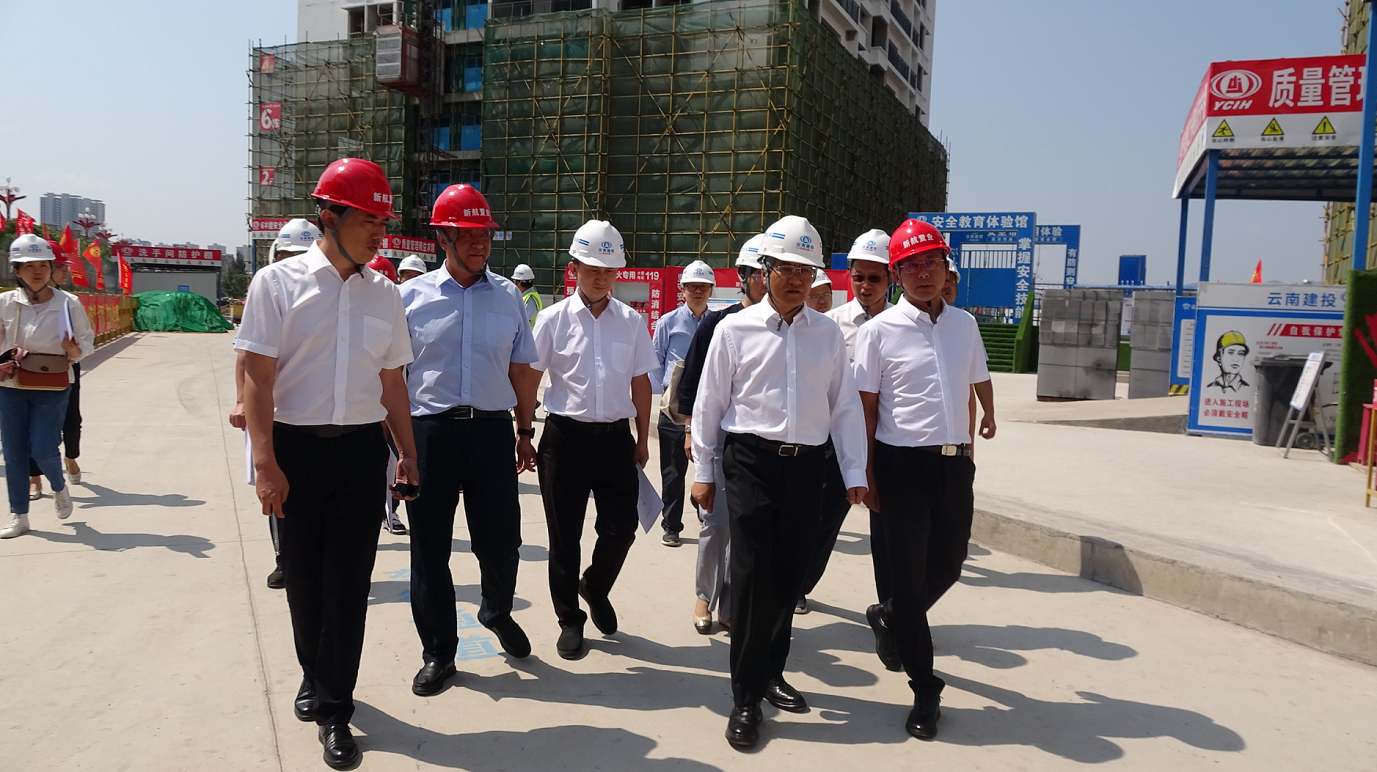 楚雄州委副書(shū)記、州長(zhǎng)張文旺到楚雄新航鴻雅項(xiàng)目調(diào)研