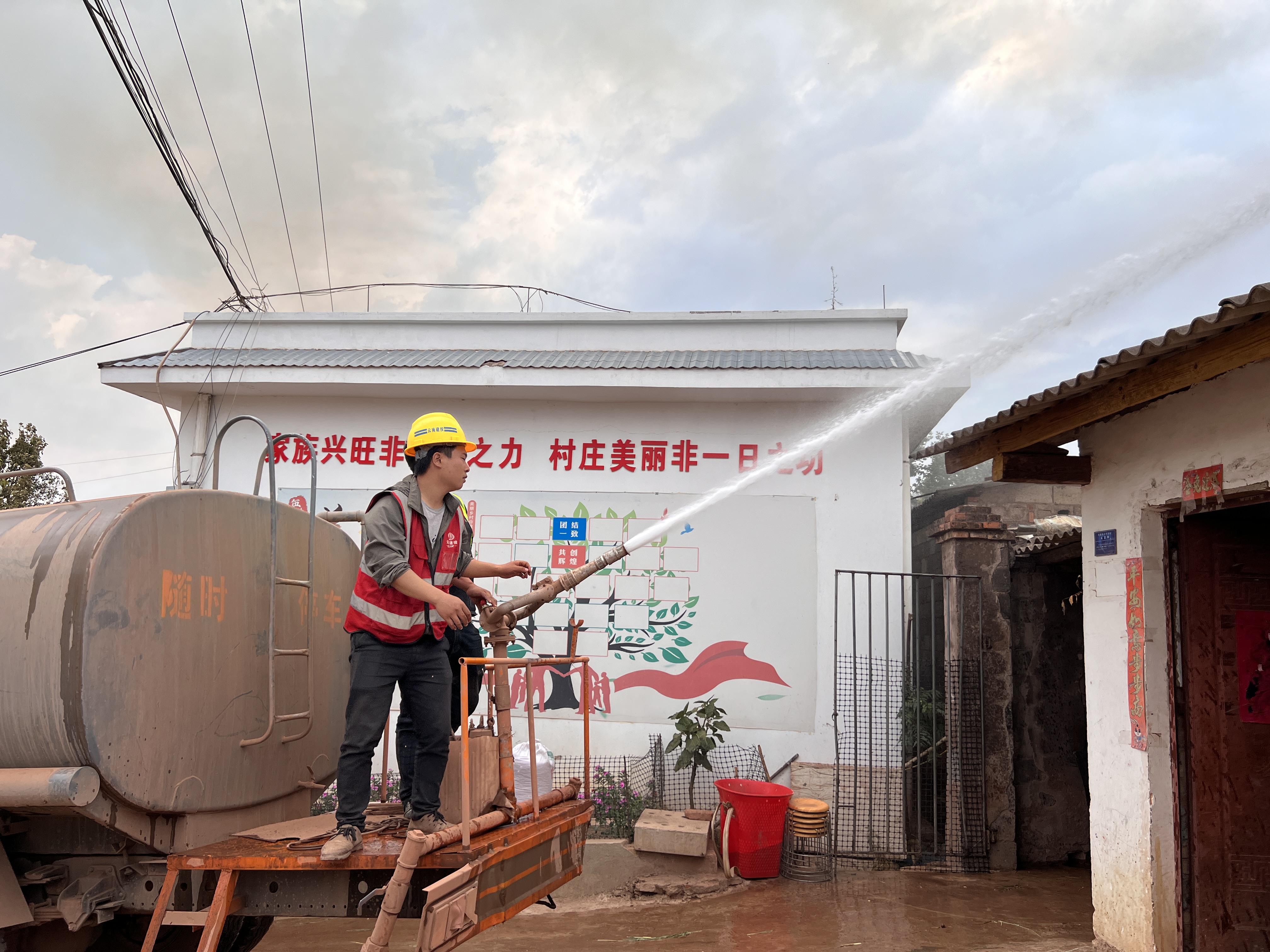 【一線資訊】楚雄東南繞城高速公路項(xiàng)目部幫助村民救火