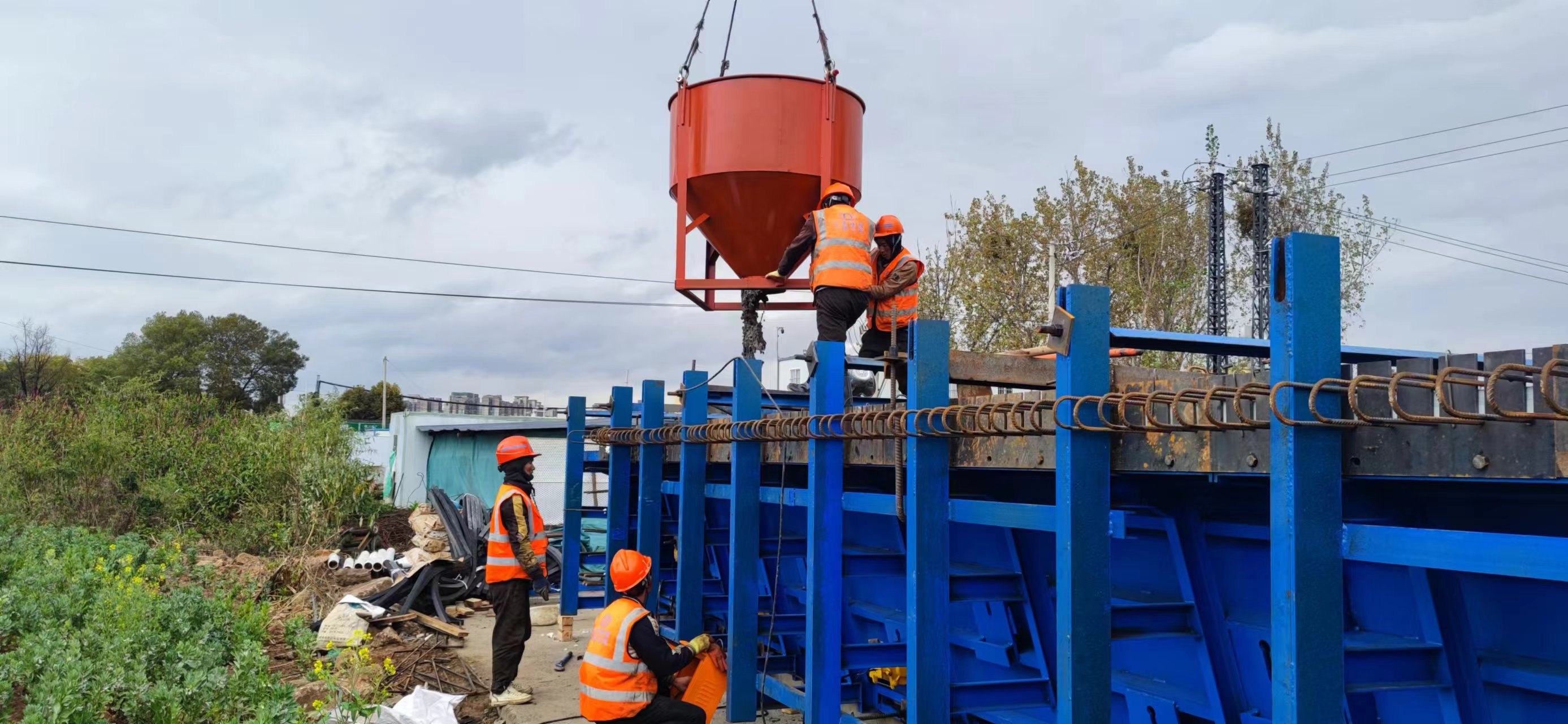 【項目動態(tài)】官渡區(qū)蝦壩河下段綜合整治工程項目首片箱梁順利澆筑