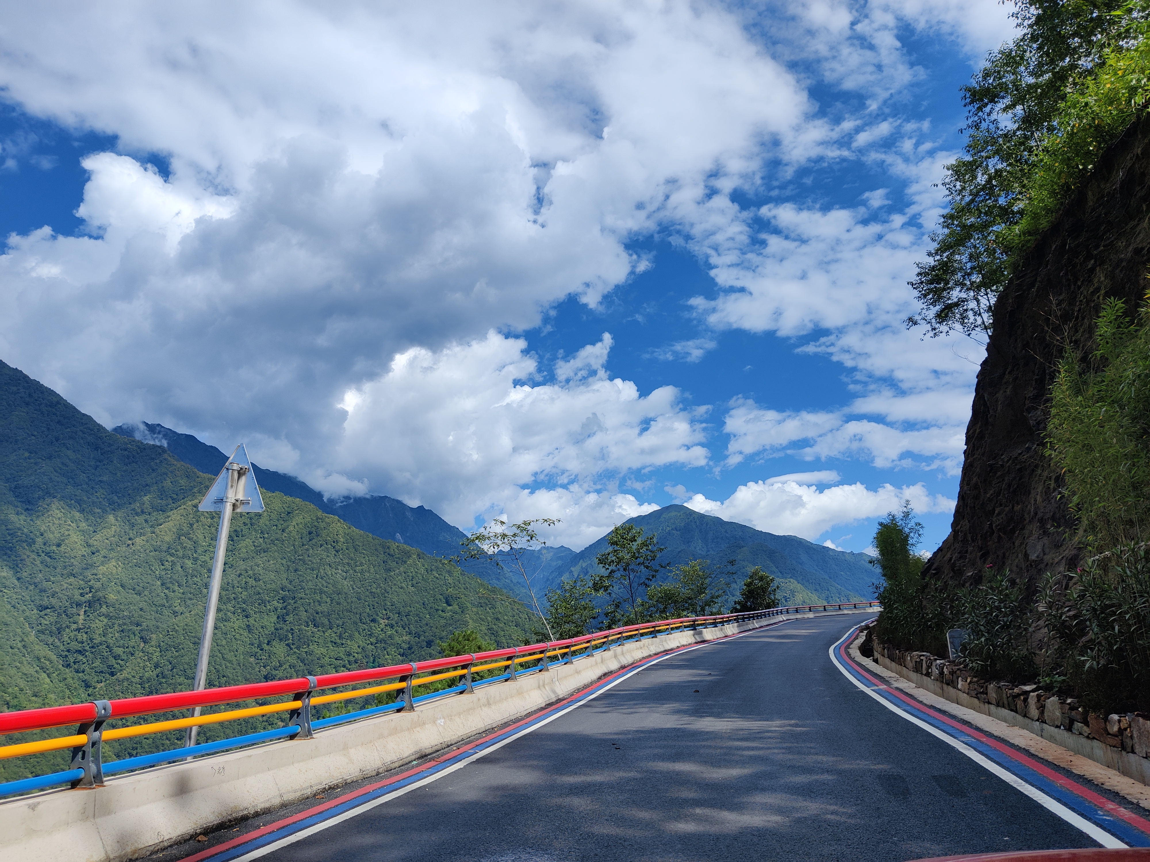 【項目動態(tài)】福貢縣石月亮產(chǎn)業(yè)路建設(shè)項目順利通過竣工驗收