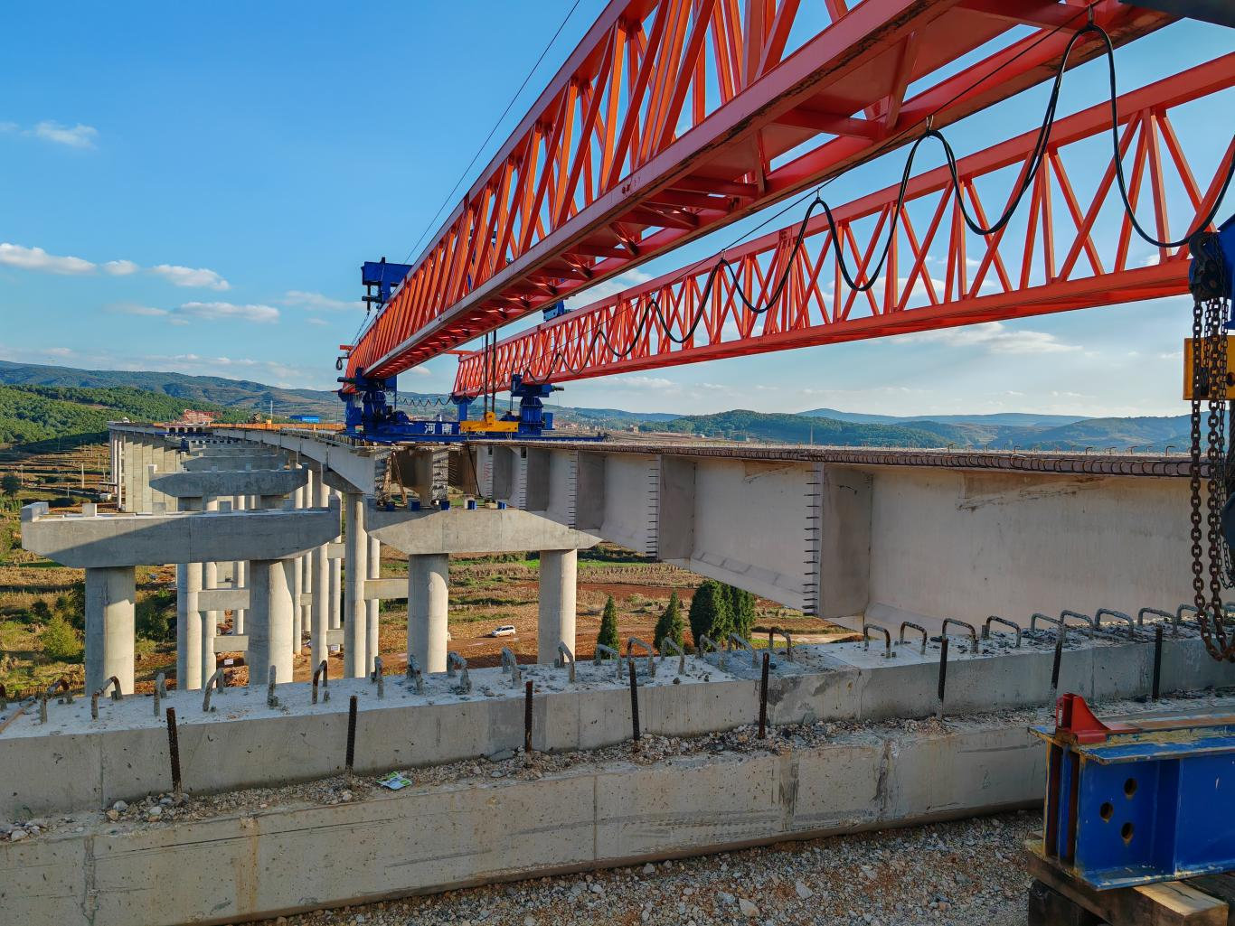 【百日攻堅(jiān)】宣富高速土建六分部播樂特大橋高墩封頂，右幅順利架通