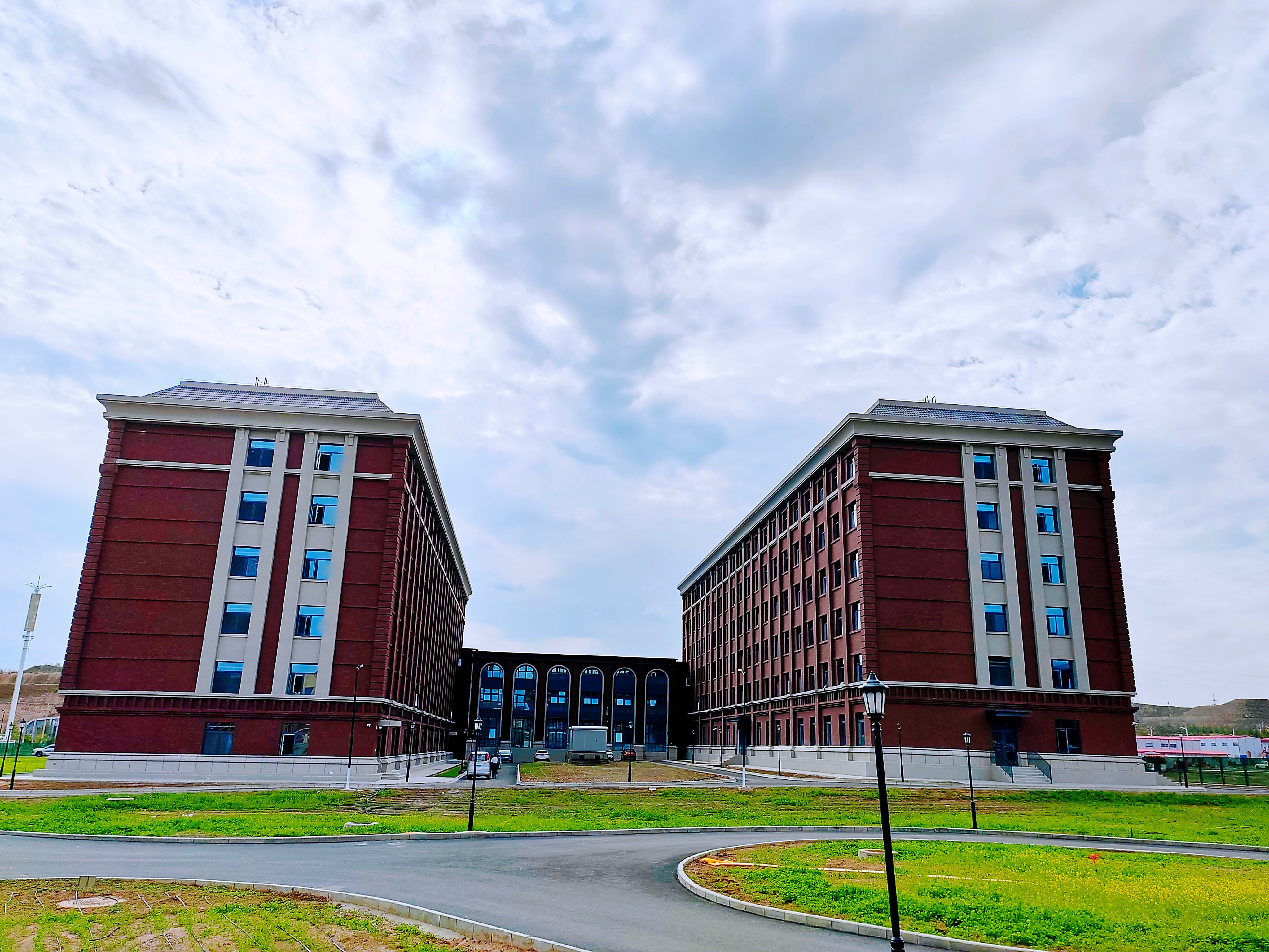 【百日攻堅(jiān)】蘭州信息科技學(xué)院17#、18#書院建設(shè)項(xiàng)目通過竣工驗(yàn)收