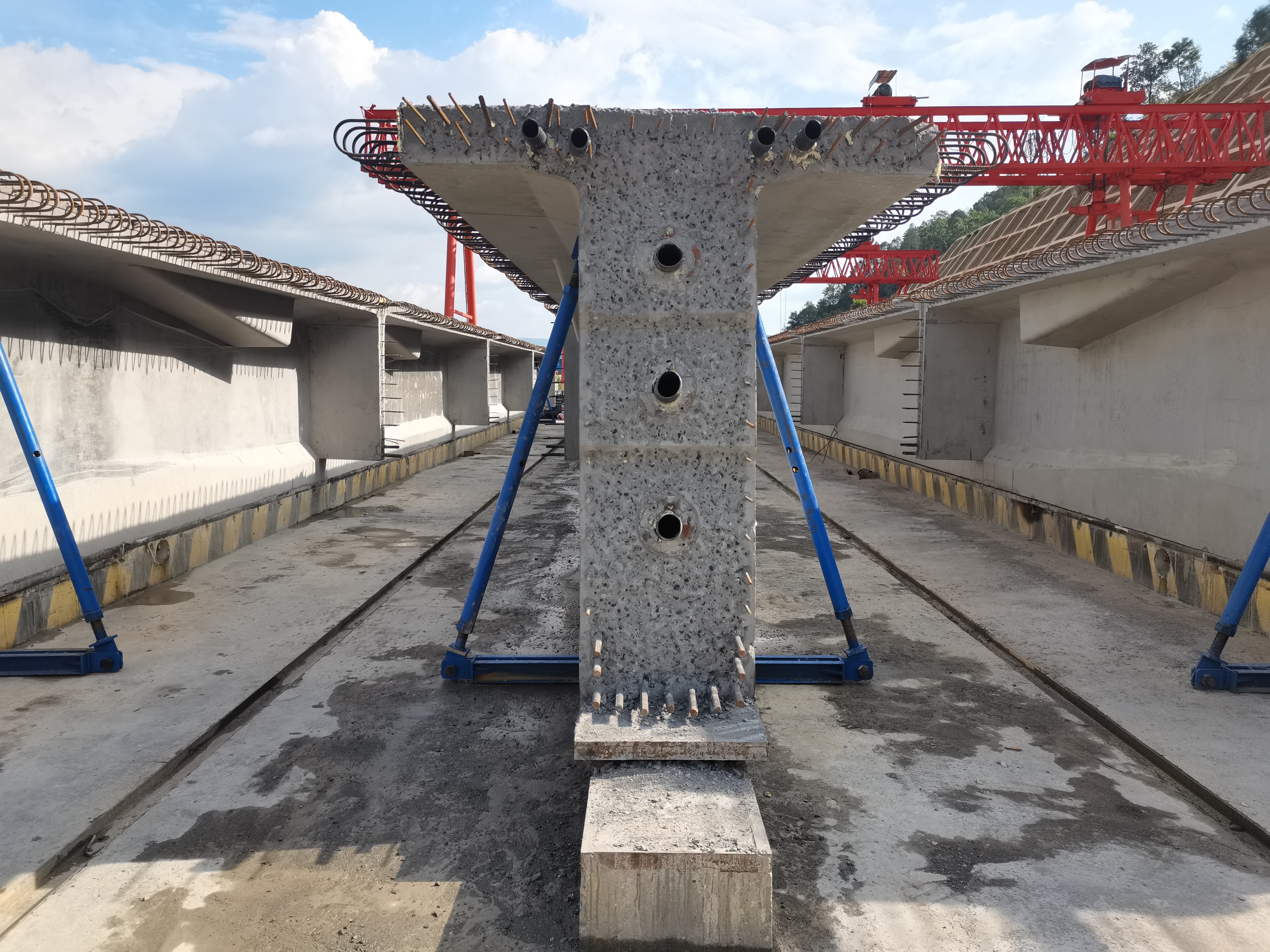 【喜報(bào)】峨石紅高速（玉溪段）三分部T梁預(yù)制場(chǎng)安全管理創(chuàng)新措施受表揚(yáng)