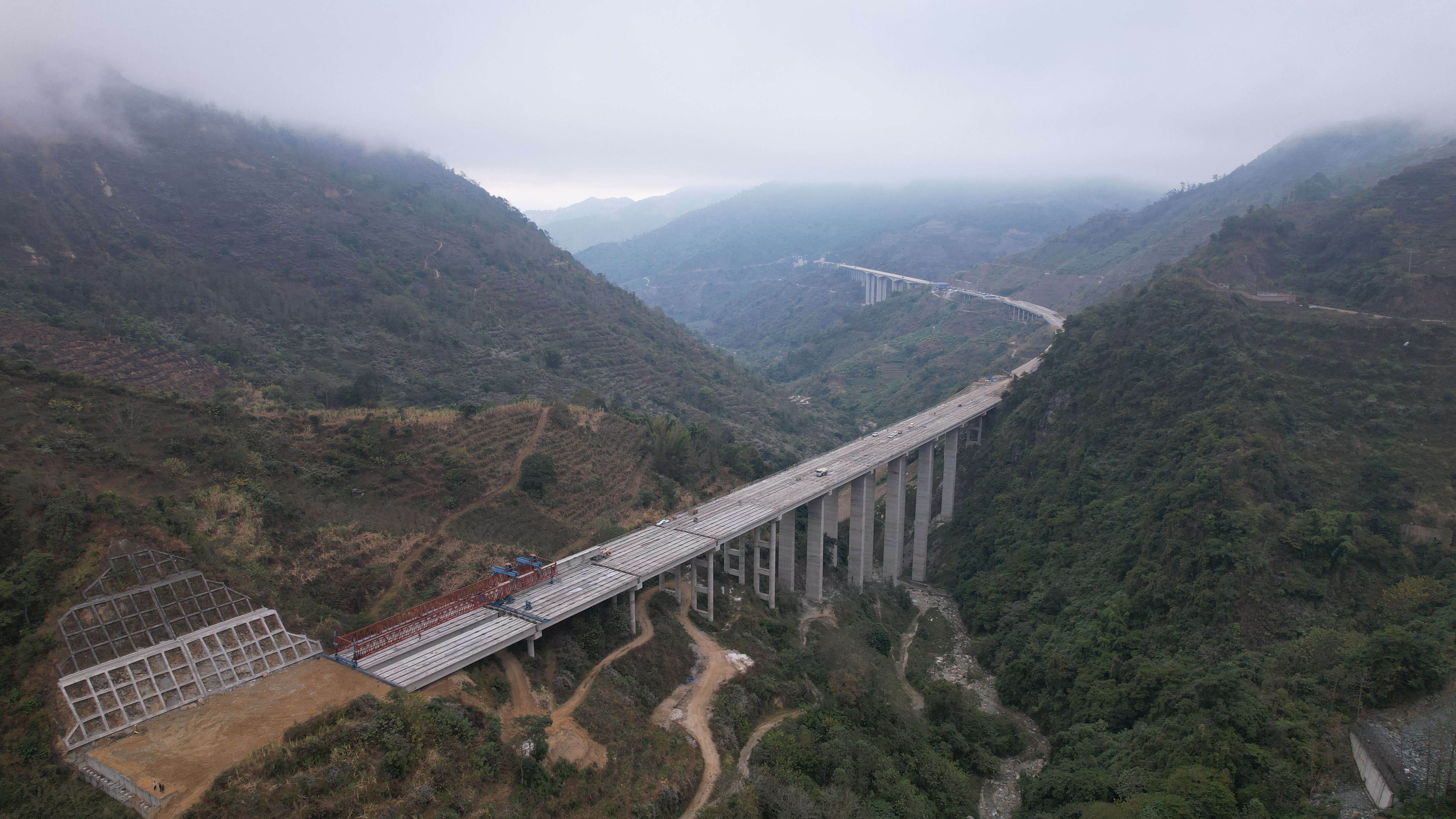 【項(xiàng)目動(dòng)態(tài)】元綠高速土建五分部嗝迷2號(hào)大橋40mT梁架設(shè)完成